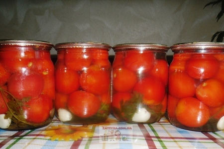 Фото к рецепту: Закрываем на зиму помидоры «лакомка» (без уксуса)