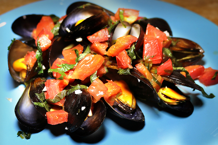 Фото к рецепту: Черноморские мидии с белым вином и томатами