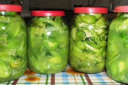 Фото к рецепту: Салат из зеленых помидоров и чеснока на зиму