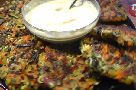 Фото к рецепту: Кабачково-овощные оладушки, с грибами 