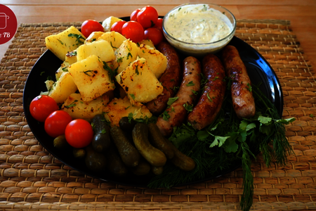 Фото к рецепту: Колбаски-гриль с картофелем по-деревенски с соусом 