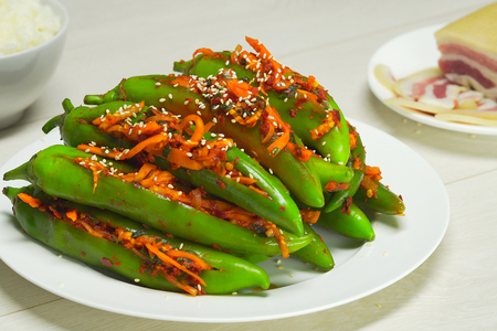 Фото к рецепту: Зеленый острый перец кимчи