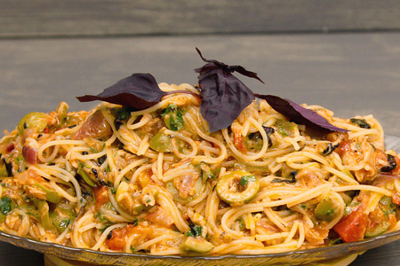 Фото к рецепту: Паста с тунцом и оливками в томатном соусе