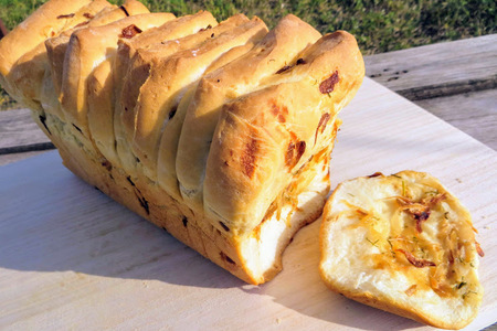 Фото к рецепту: Идеален к любому застолью! отрывной луковый хлеб!