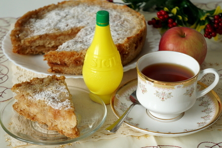 Фото к рецепту: Яблочно-лимонный пирог в мультиварке 