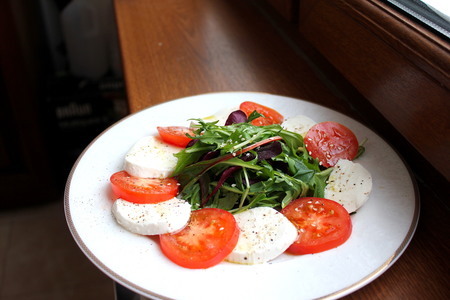 Фото к рецепту: Салат "капрезе" с моцареллой и помидорами