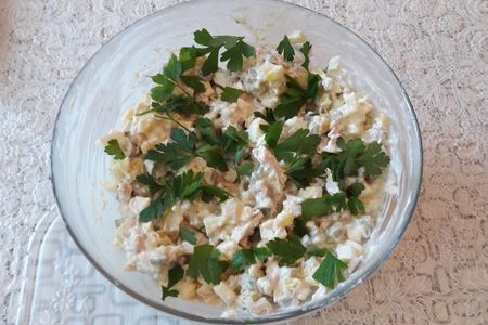 Фото к рецепту: Салат со свининой и солеными огурцами