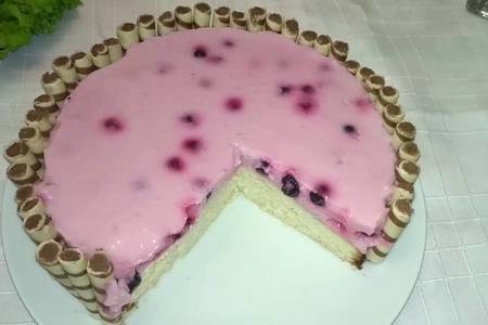 Фото к рецепту: Йогуртовый торт с ягодами