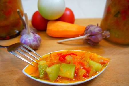 Фото к рецепту: Салат из кабачков с помидорами на зиму