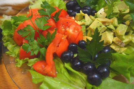 Фото к рецепту: Салат с авокадо и томатами
