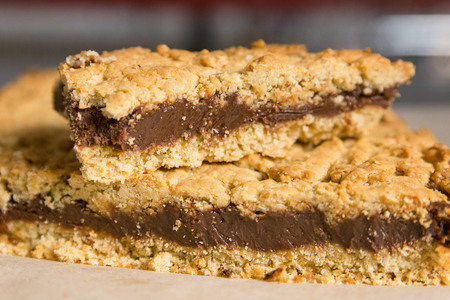Фото к рецепту: Овсяное печенье с шоколадной начинкой