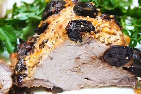 Фото к рецепту: Мясо в духовке с черносливом и чесноком