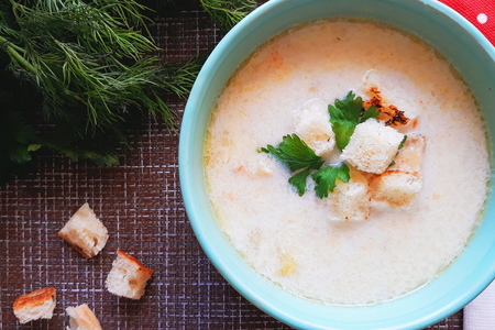 Фото к рецепту: Сливочный суп с плавленым сыром на курином бульоне