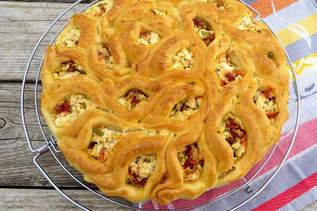 Фото к рецепту: Пирог из пирожков с брынзой и вялеными томатами