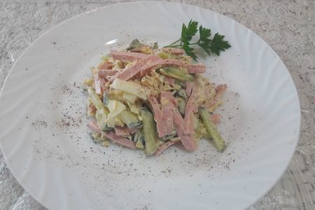 Фото к рецепту: Салат выручалочка из колбасы яиц и огурцов