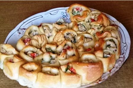 Фото к рецепту: Отрывной мясной пирог хризантема