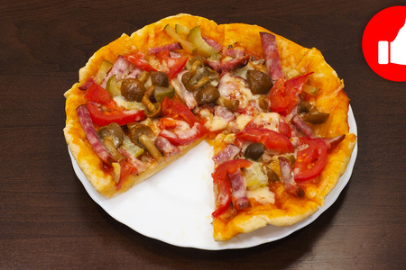 Фото к рецепту: Вкусная домашняя пицца, секрет приготовления в мультиварке