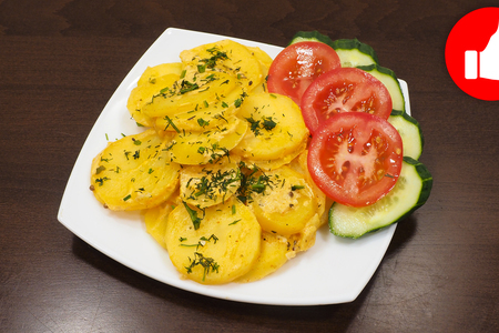 Фото к рецепту: Простой рецепт вкусной картошки по-деревенски в мультиварке