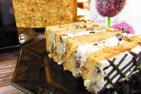 Фото к рецепту: Торт медовый с черносливом и орехами