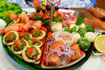 Фото к рецепту: Закуски с красной рыбой на праздничный стол