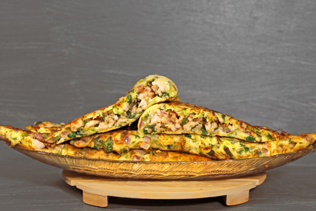 Фото к рецепту: Кабачковые "чебуреки" с мясом, зеленью и сыром