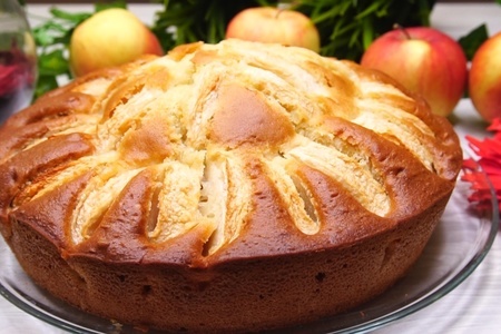 Фото к рецепту: Быстрый пирог на кефире с яблоками