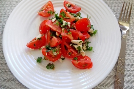 Фото к рецепту: Итальянский салат с моцареллой и помидорами