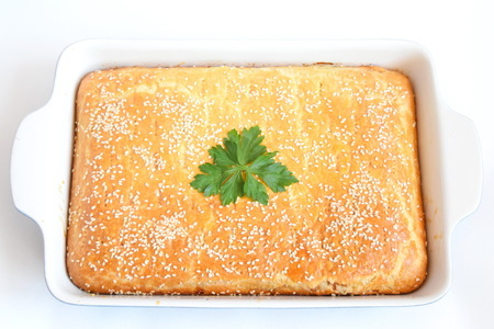 Фото к рецепту: Мясной пирог из слоеного теста