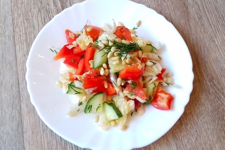Фото к рецепту: Салат с кедровыми орешками