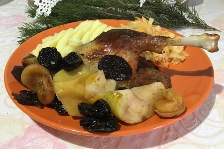 Фото к рецепту: Рождественская утка с сухофруктами