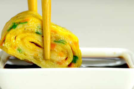 Фото к рецепту: Японский омлет «тамаго-яки»