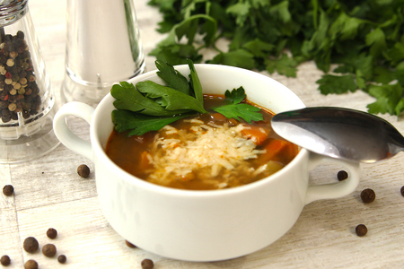 Фото к рецепту: Итальянский суп с чечевицей и овощами.