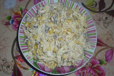 Фото к рецепту: Салат с яичными блинчиками и курицей