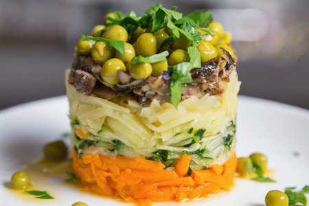 Фото к рецепту: Салат со шпротами и зеленым горошком