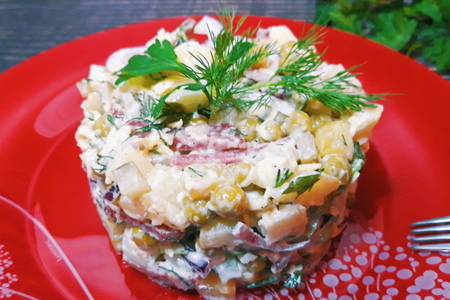 Фото к рецепту: Салат с 2 видами колбас