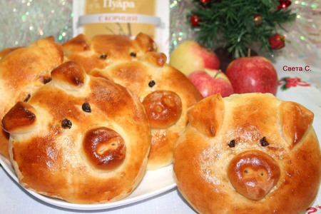 Фото к рецепту: Новогодние булочки "счастливые свинки"
