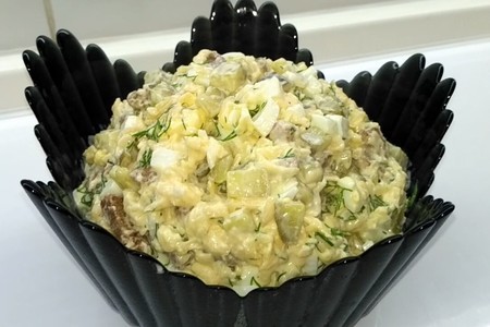 Фото к рецепту: Салат с сухариками и сыром за 5 мин