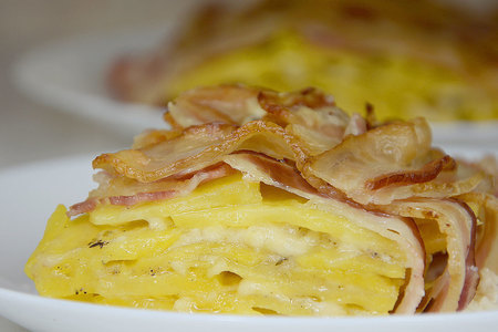 Фото к рецепту: Картошка с беконом и сыром в духовке