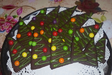 Фото к рецепту: Песочное шоколадное печенье «елочки» на новый год 2019