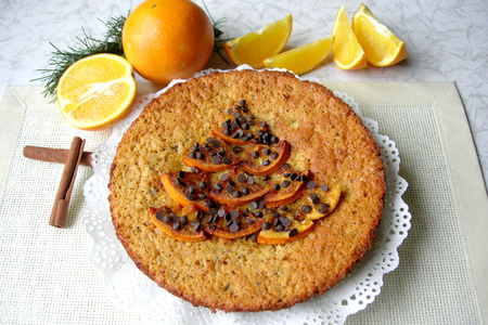 Фото к рецепту: Апельсиновый пирог с кусочками молочного шоколада