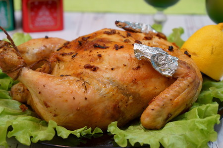 Фото к рецепту: Фаршированная курица на новогодний стол