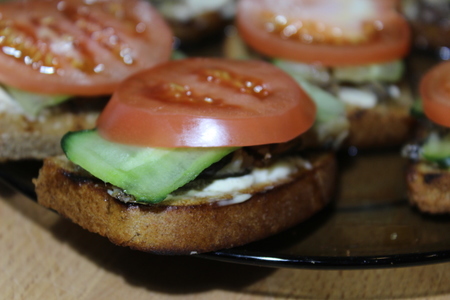 Фото к рецепту: Новогодние бутерброды со шпротами