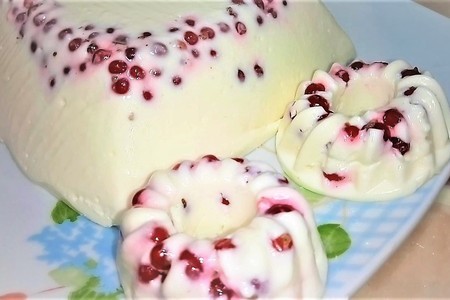 Фото к рецепту: Творожной десерт без выпечки бланманже со сметаной и ягодами