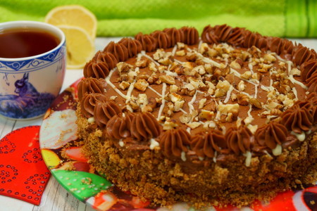 Фото к рецепту: Киевский торт с шоколадно-ореховой начинкой