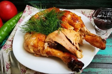 Фото к рецепту: Курица в фольге с рисом и изюмом