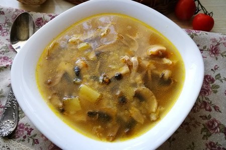 Фото к рецепту: Суп с рисом и грибами