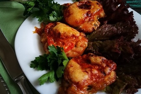 Фото к рецепту: Куриное филе с помидорами и сыром в духовке