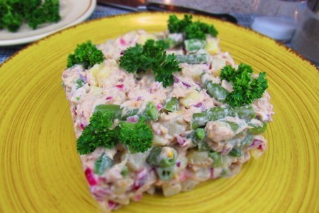 Салат с тунцом и спаржевой фасолью