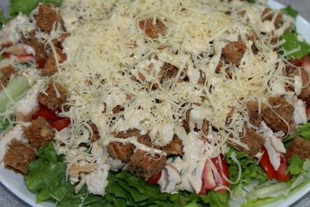 Фото к рецепту: Салат "цезарь" с куриной грудкой, соевым соусом и орегано