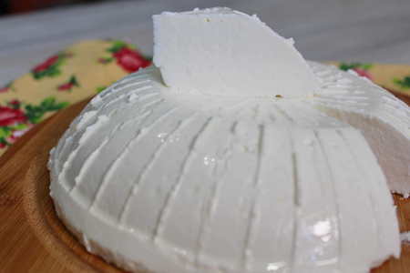 Фото к рецепту: Домашний молодой сыр в мультиварке